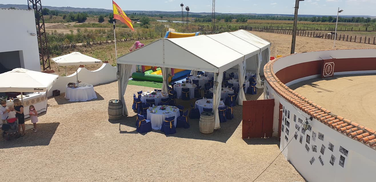 Montaje de banquete para celebración