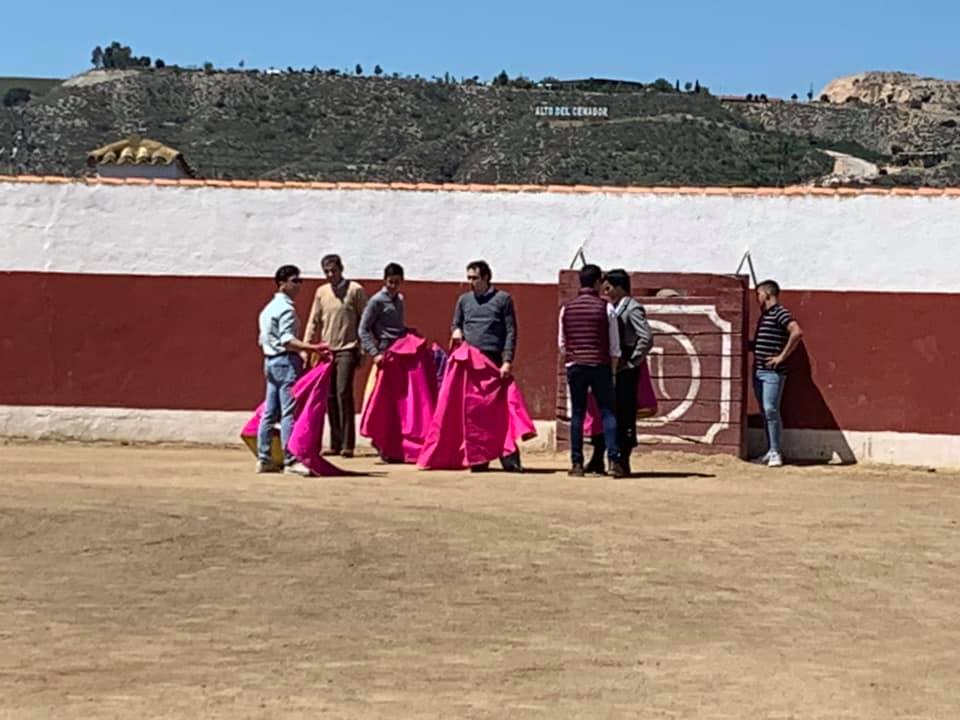 Clase o demostración taurina con capotes